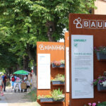 Eine Werbungstele der Baumarktkette Bauhaus im Spinelli-Park